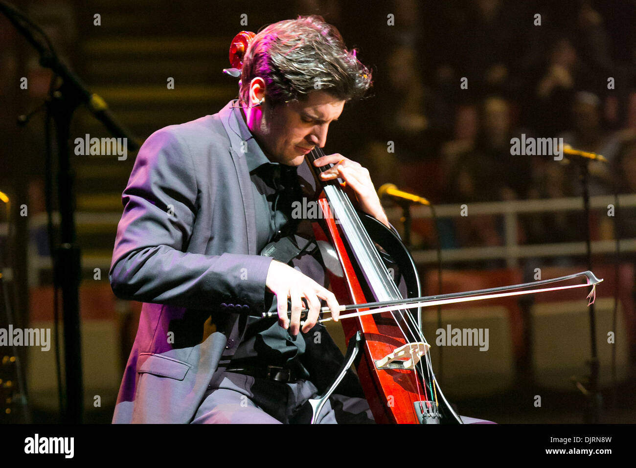 Detroit, Michigan, USA. 29 nov., 2013. Le violoncelliste LUKA SULIC de '2Cellos' fonctionne à la Joe Louis Arena de Détroit. Crédit : Marc Nader/ZUMA/ZUMAPRESS.com/Alamy fil Live News Banque D'Images