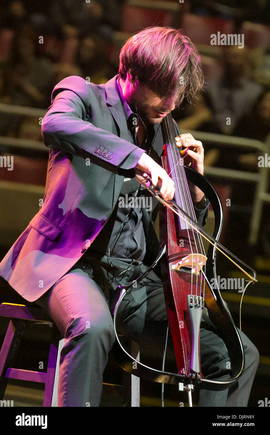 Detroit, Michigan, USA. 29 nov., 2013. Le violoncelliste STJEPAN HAUSER de '2Cellos' fonctionne à la Joe Louis Arena de Détroit. Crédit : Marc Nader/ZUMA/ZUMAPRESS.com/Alamy fil Live News Banque D'Images