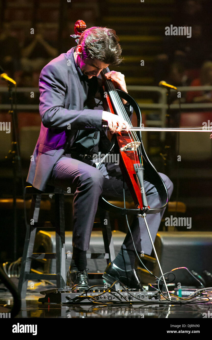 Detroit, Michigan, USA. 29 nov., 2013. Le violoncelliste LUKA SULIC de '2Cellos' fonctionne à la Joe Louis Arena de Détroit. Crédit : Marc Nader/ZUMA/ZUMAPRESS.com/Alamy fil Live News Banque D'Images