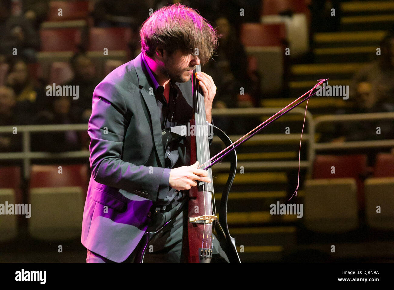 Detroit, Michigan, USA. 29 nov., 2013. Le violoncelliste STJEPAN HAUSER de '2Cellos' fonctionne à la Joe Louis Arena de Détroit. Crédit : Marc Nader/ZUMA/ZUMAPRESS.com/Alamy fil Live News Banque D'Images