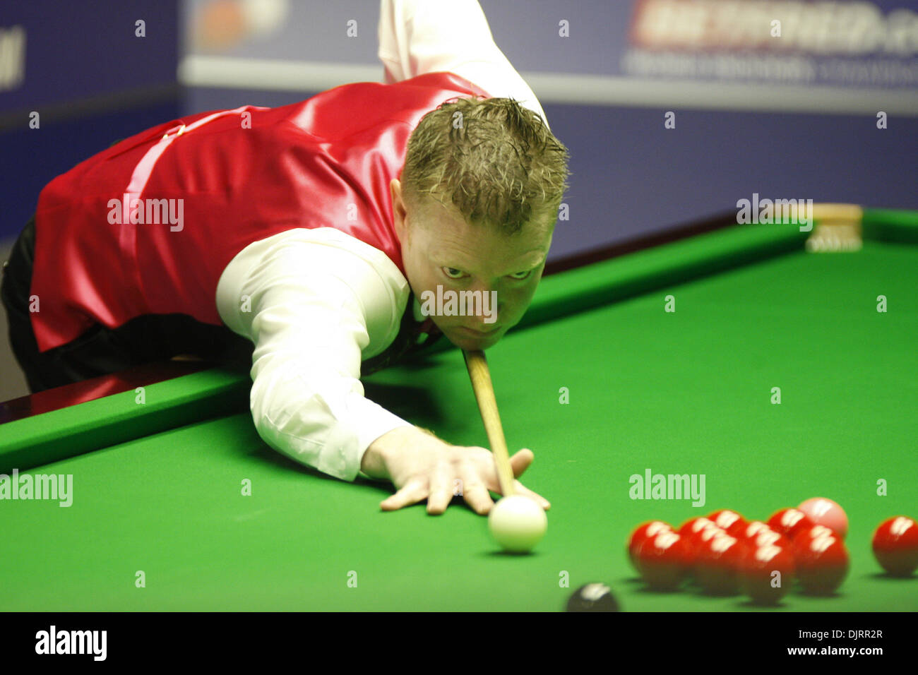 Avril 21, 2010 - Sheffield, Angleterre - Sheffield, Angleterre - 21 avril 2010 : Gerard Greene de N. Irlande en action contre Shaun Murphy de l'Angleterre, pendant le 1er tour de l'Betfred Championnats du monde de snooker au Crucible Theatre de Sheffield, Angleterre. (Crédit Image : © Michael Cullen/ZUMApress.com) Southcreek/mondial Banque D'Images