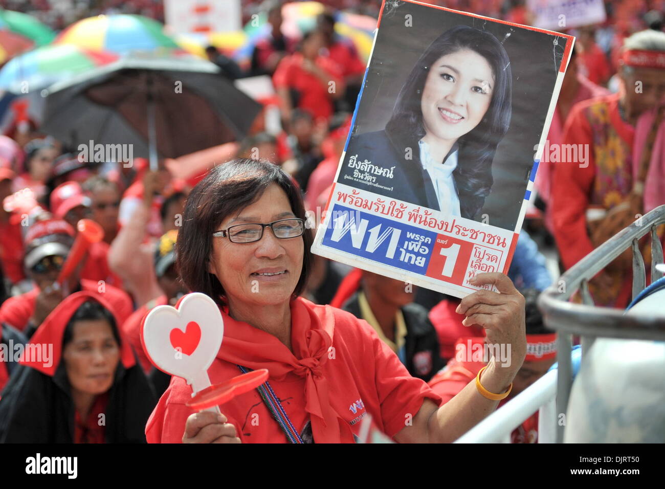 Bangkok, Thaïlande. 30Th Nov, 2013. Une chemise rouge partisan est titulaire d'une affiche du Premier Ministre thaïlandais Yingluck Shinawatra lors d'une manifestation à Bangkok, Thaïlande, le 30 novembre 2013. Des milliers de pro-gouvernement red-shirts assister à un rassemblement ici le samedi à l'appui de Yingluck Shinawatra comme une réponse à des manifestants anti-gouvernement rallyes en cours. Credit : Gao Jianjun/Xinhua/Alamy Live News Banque D'Images