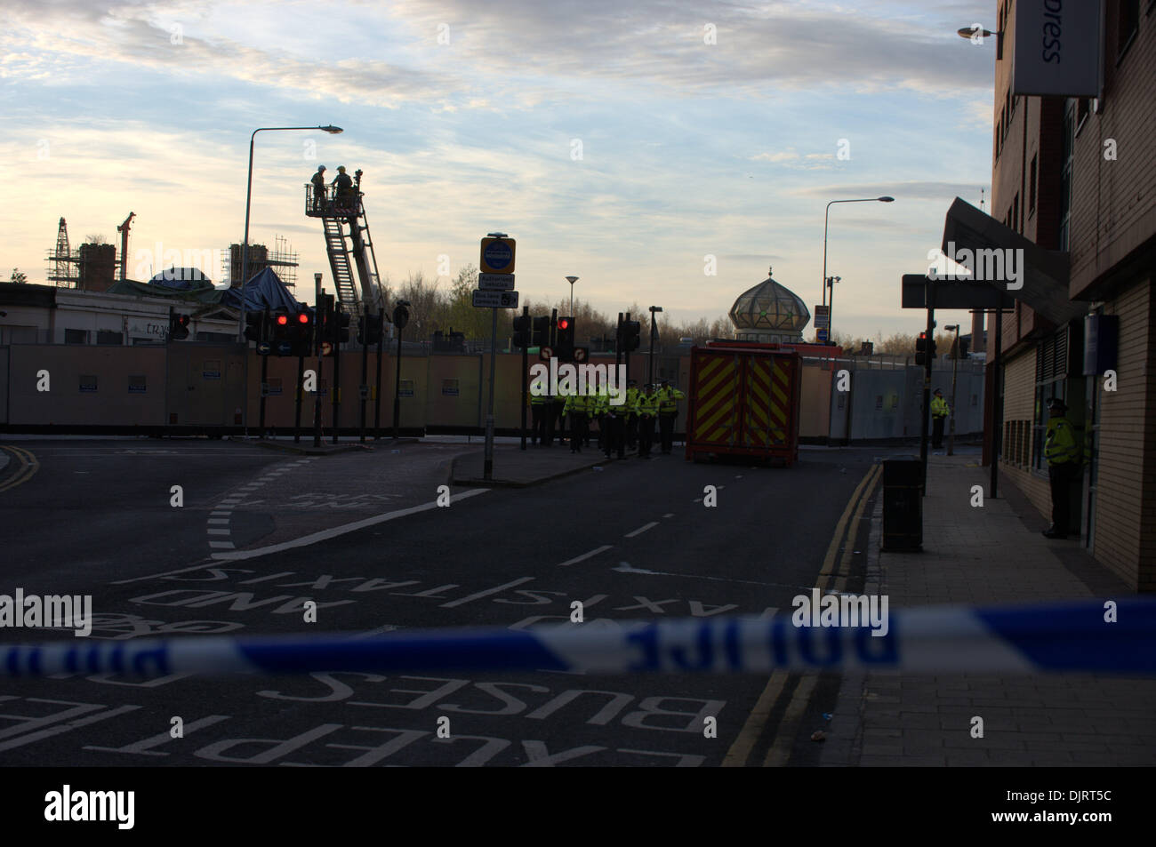 Glasgow, Ecosse, Royaume-Uni. Le 30 novembre 2013. La police et les services de secours à la Clutha Bar, Stockwell Street, Glasgow, comme la récupération à la suite d'un contiues coopération hélicoptère de police s'est écrasé sur le toit du pub Crédit : Tony Clerkson/Alamy Live News Banque D'Images