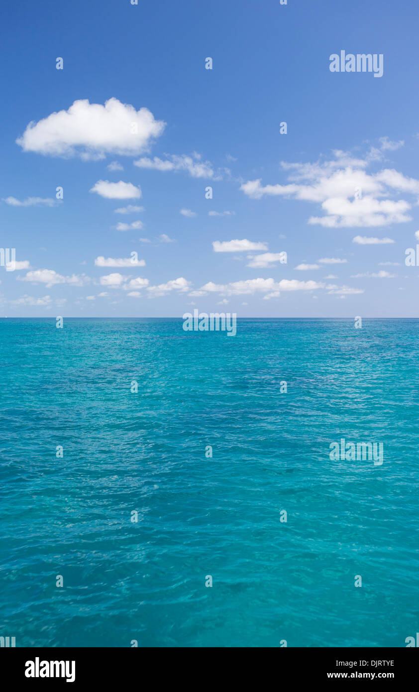 Vue sur la mer de Corail sur une journée ensoleillée avec des nuages dans le ciel, au large de la côte du nord tropical du Queensland, Australie Banque D'Images