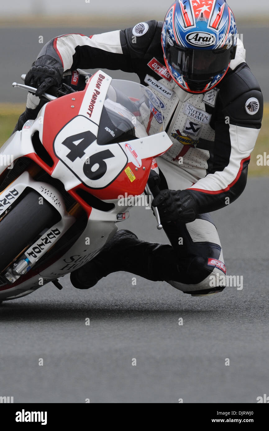 15 mai 2010 - Sonoma, Californie, États-Unis - 15 mai 2010 : Brian D. Parriott sur l Sutter Home Aprilia RSV1000R (46) en SuperBike américain dans la qualification de l'AMA Côte Ouest Moto Jam tenue à Infineon à Sonoma, CA. (Crédit Image : © Matt Cohen/ZUMApress.com) Southcreek/mondial Banque D'Images