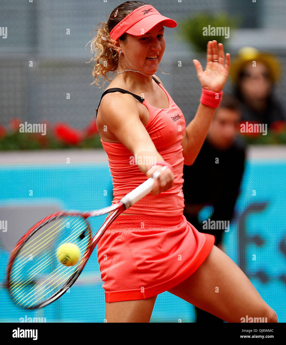 15 mai 2010 - Madrid, Espagne - MADRID, ESPAGNE, 15 mai 2010 : Shahar Peer (ISR) en action contre Venus Williams (USA) au cours de la S-finale - Femmes de Mutua Madrilena Madrid Open Tennis Tournament à la Caja Magica, Madrid, Espagne. (Crédit Image : © Michael Cullen/ZUMApress.com) Southcreek/mondial Banque D'Images