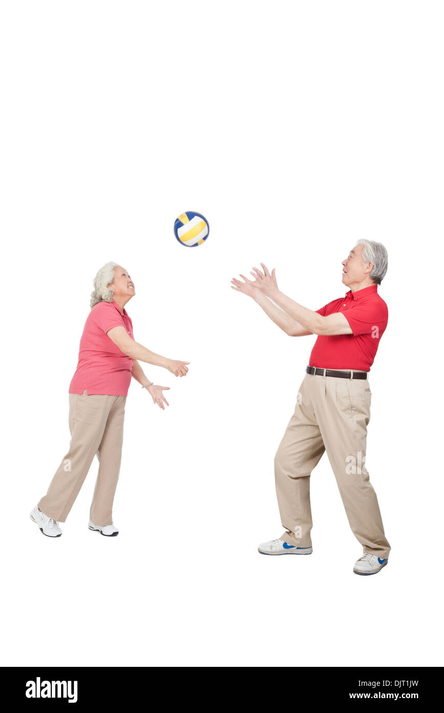 Senior couple holding volley-ball Banque D'Images