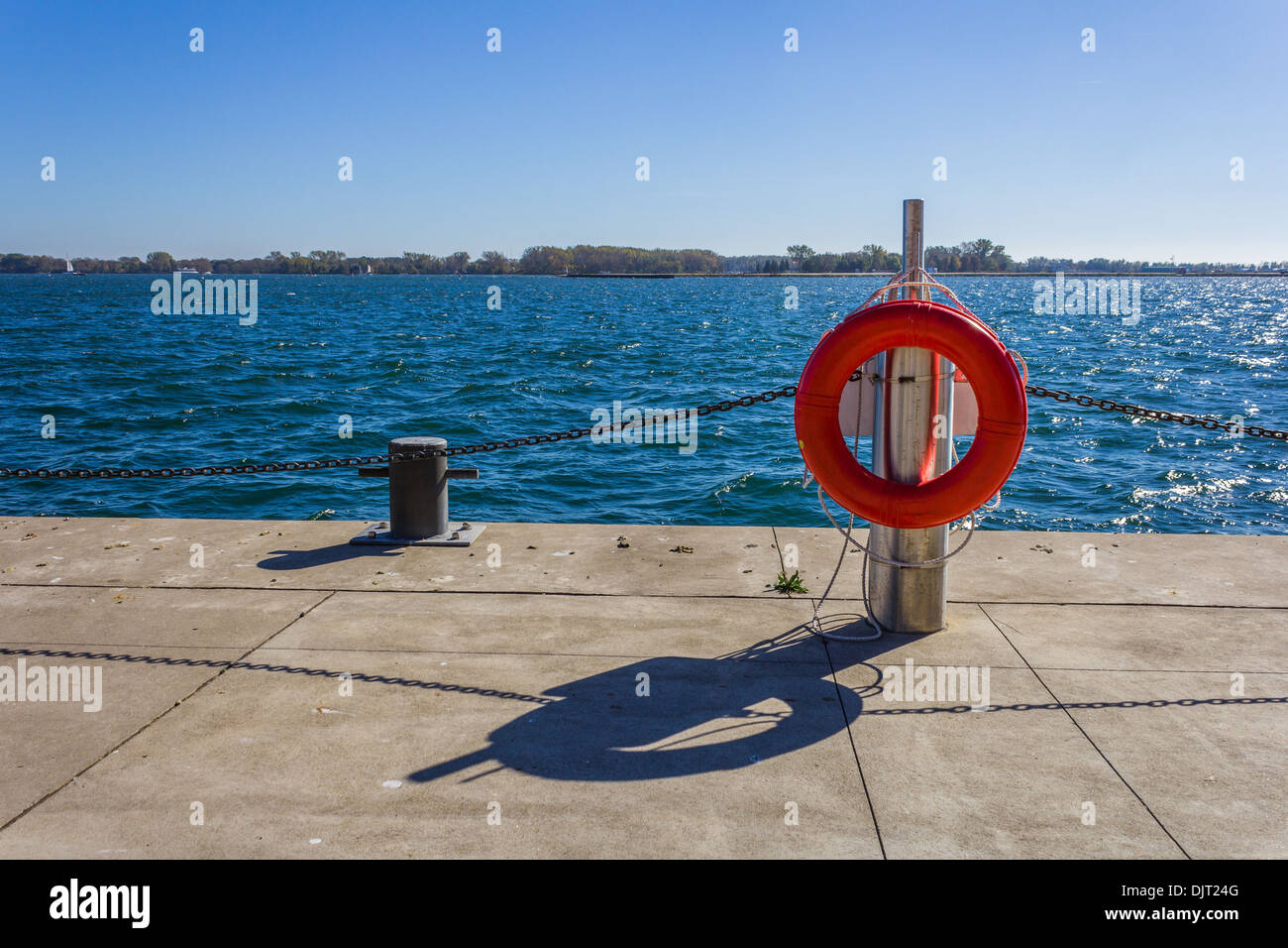 Bouée à côté d'un lac Banque D'Images