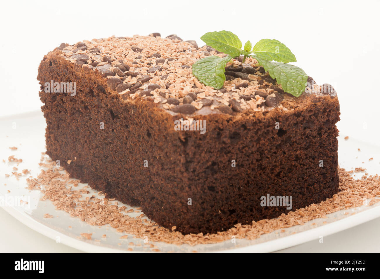 Piede de gâteau au chocolat plus isolé sur fond blanc Banque D'Images