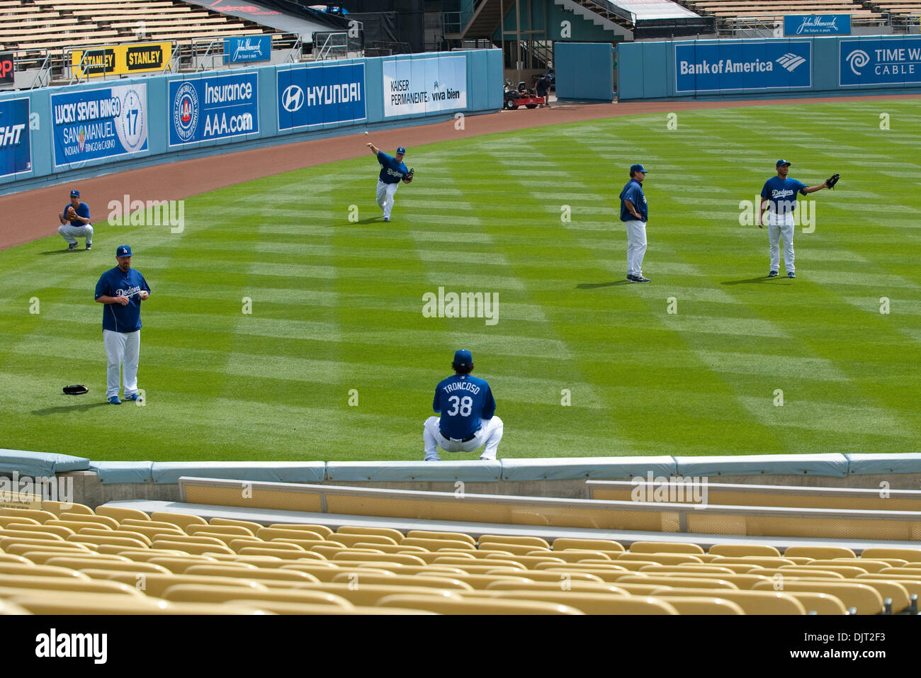 17 avril 2010 - Los Angeles, Californie, États-Unis - 17 Avril 2010 : les joueurs des Dodgers de réchauffer dans le champ extérieur avant le jeu. Les Dodgers de Los Angeles ont été jeu blanc par les Giants de San Francisco, 9-0, au Dodger Stadium à Los Angeles, Californie. Crédit obligatoire . : Andrew Fielding / Southcreek Global (Image Crédit : © Andrew Fielding/ZUMApress.com) Southcreek/mondial Banque D'Images