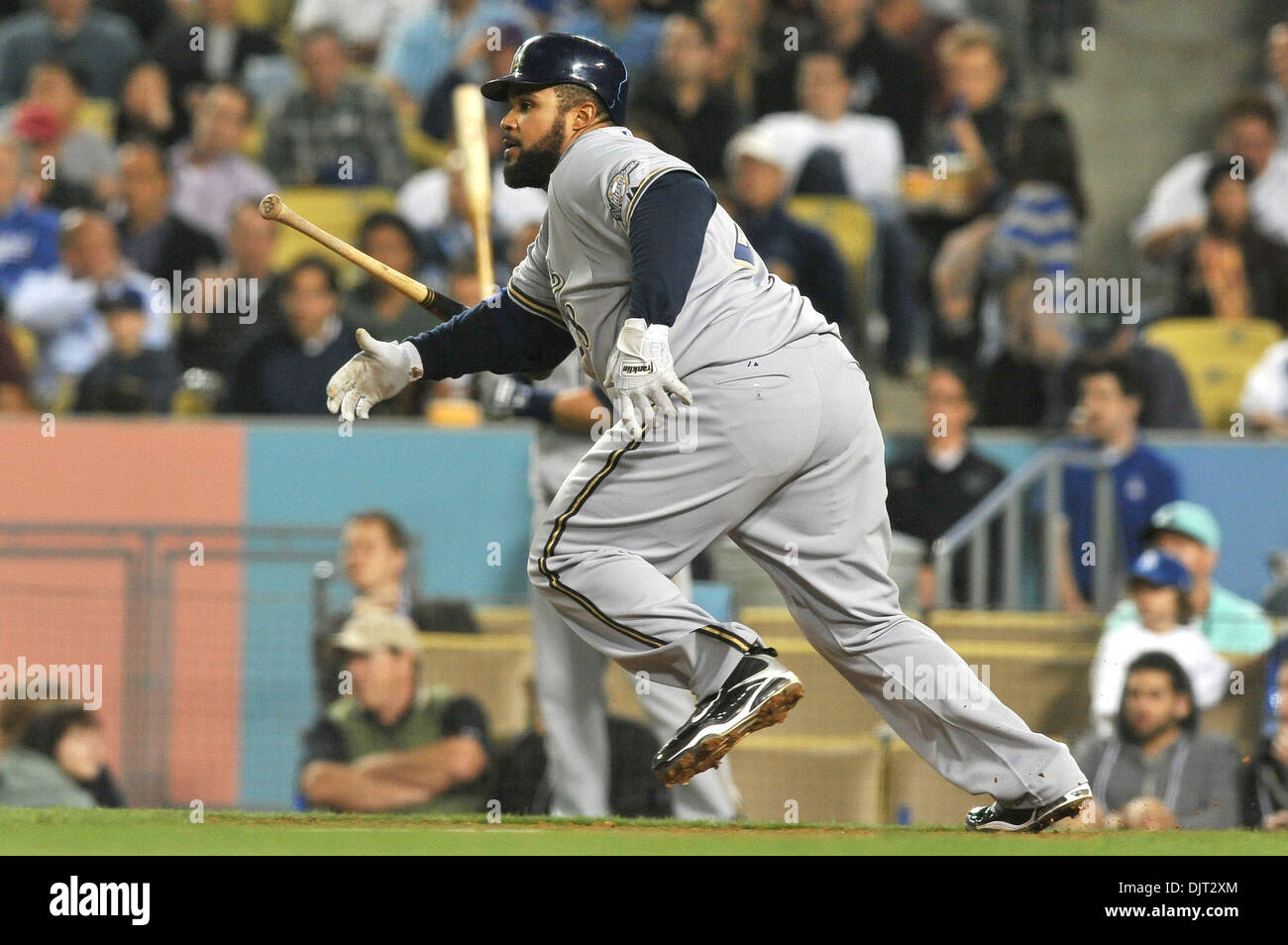 Avril 29, 2010 - Los Angeles, Californie, États-Unis - 05 mai 2010 : premier but des Milwaukee Brewers Prince Fielder (28) hits un infield seul pour le lanceur. Les Milwaukee Brewers défait les Dodgers de Los Angeles 11-3, au Dodger Stadium à Los Angeles, Californie. Crédit obligatoire . : Andrew Fielding / Southcreek Global (Image Crédit : © Andrew Fielding/ZUMApress.com) Southcreek/mondial Banque D'Images