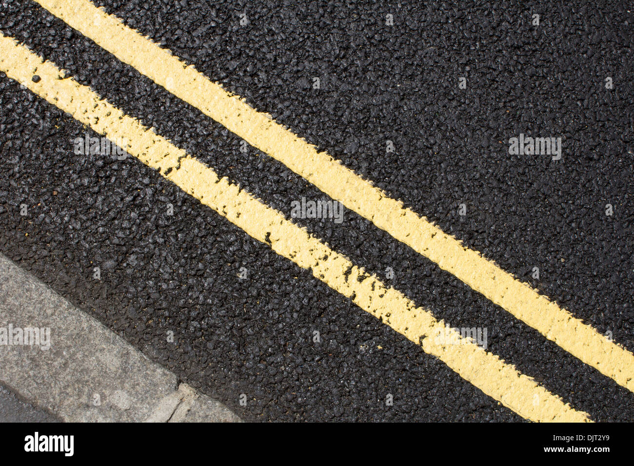 Les lignes jaunes double Banque D'Images