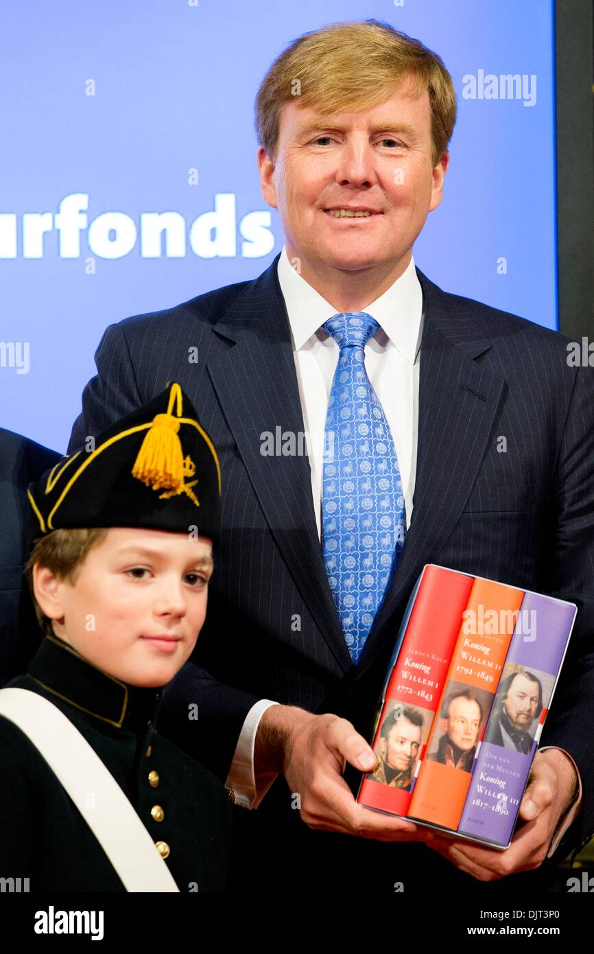 Amsterdam, Pays-Bas. 29 nov., 2013. Le roi Willem-Alexander des Pays-Bas reçoit la première série de biographies d'anciens rois Willem I, Willem II et Willem II a la Nieuwe Kerk à Amsterdam, Pays-Bas, 29 novembre 2013. Les livres sont écrits par Jeroen Koch (Willem I), Jeroen van Zanten (Willem II) et Dik van der Meulen (Willem III). Les livres sont publiés à l'occasion des célébrations des 200 ans Royaume des Pays-Bas le financement. Photo : Patrick van Katwijk Pays-bas ET FRANCE/dpa/Alamy Live News Banque D'Images