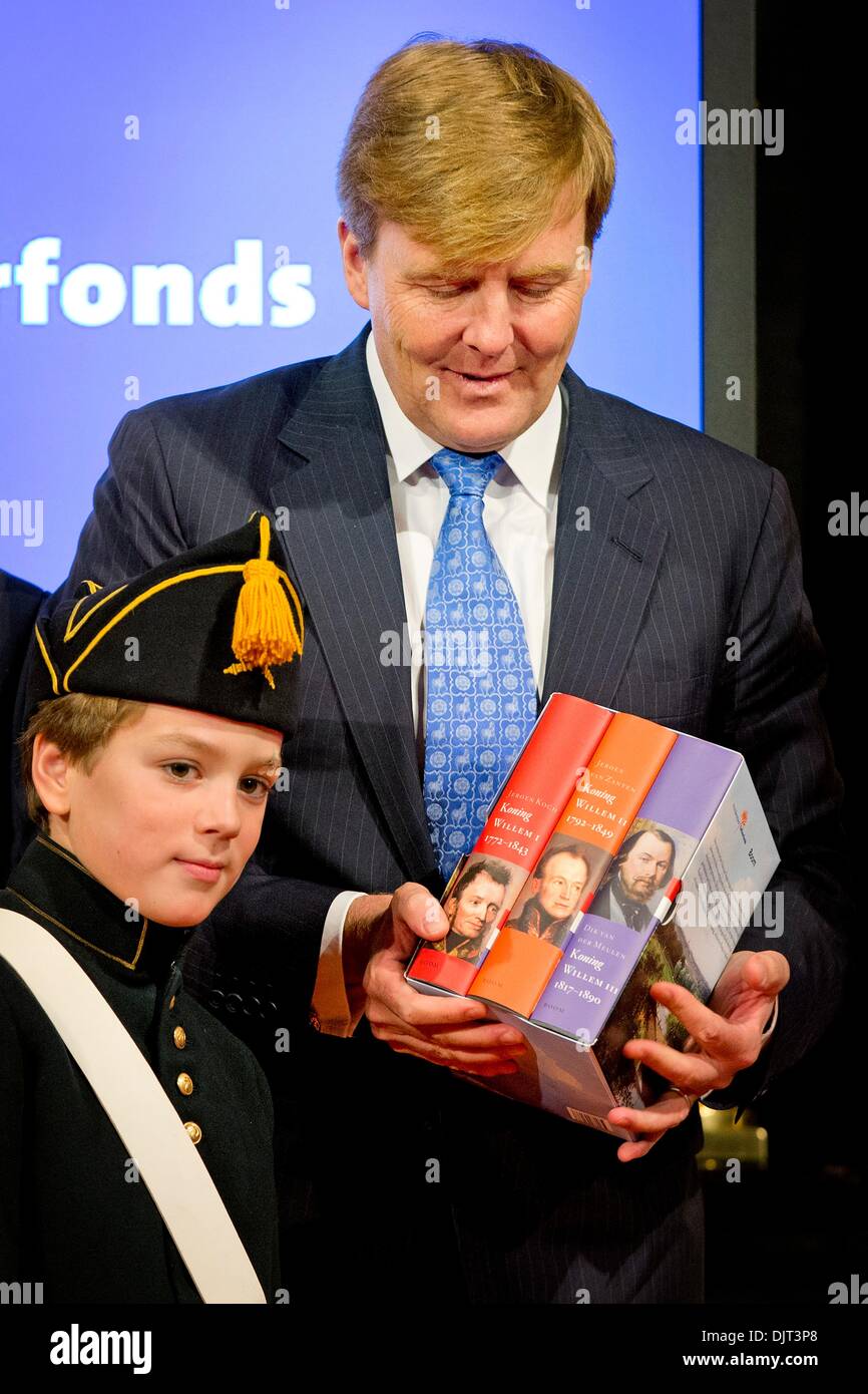 Amsterdam, Pays-Bas. 29 nov., 2013. Le roi Willem-Alexander des Pays-Bas reçoit la première série de biographies d'anciens rois Willem I, Willem II et Willem II a la Nieuwe Kerk à Amsterdam, Pays-Bas, 29 novembre 2013. Les livres sont écrits par Jeroen Koch (Willem I), Jeroen van Zanten (Willem II) et Dik van der Meulen (Willem III). Les livres sont publiés à l'occasion des célébrations des 200 ans Royaume des Pays-Bas le financement. Photo : Patrick van Katwijk Pays-bas ET FRANCE/dpa/Alamy Live News Banque D'Images