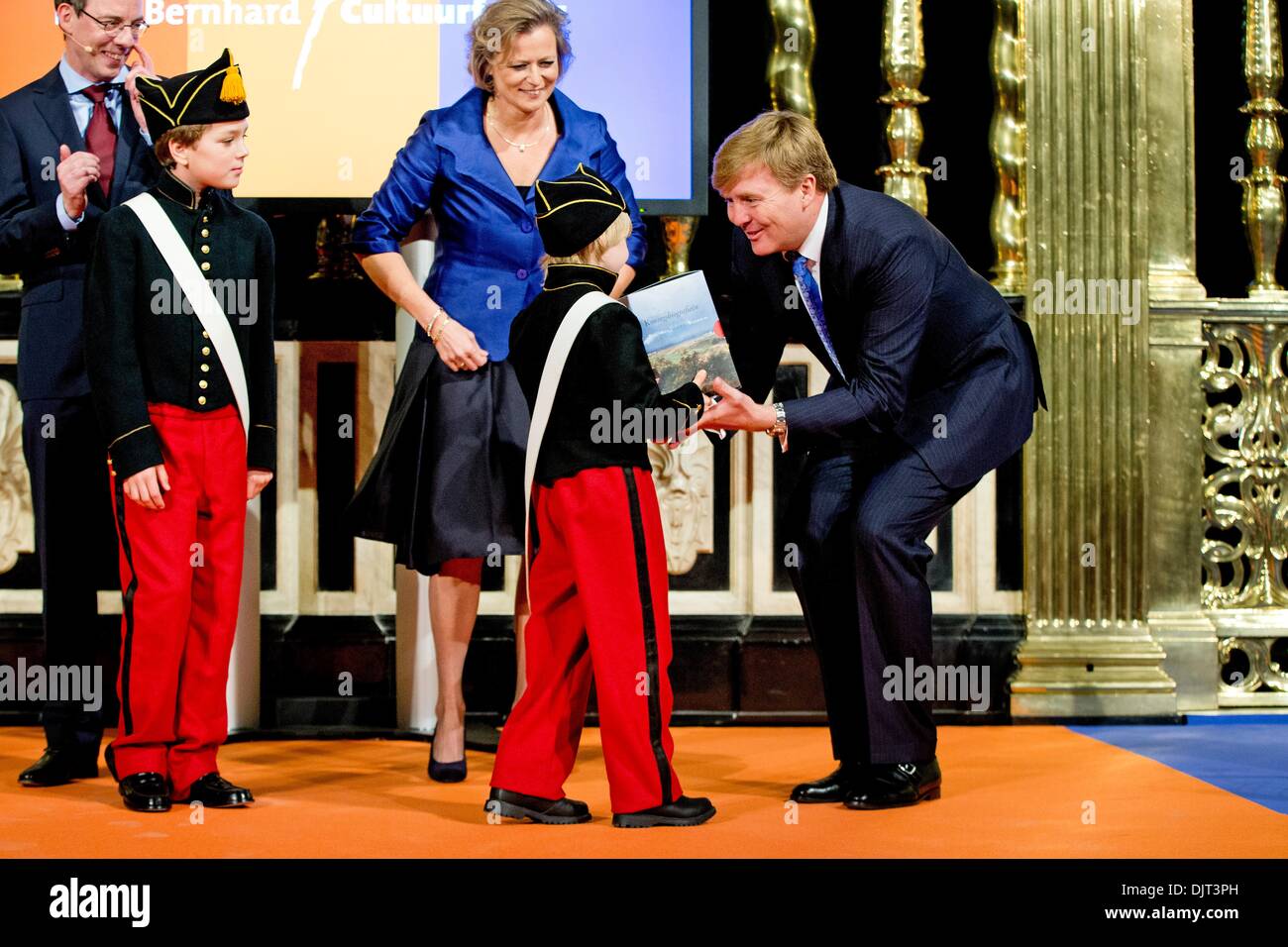 Amsterdam, Pays-Bas. 29 nov., 2013. Le roi Willem-Alexander des Pays-Bas (R) reçoit la première série de biographies d'anciens rois Willem I, Willem II et Willem II a la Nieuwe Kerk à Amsterdam, Pays-Bas, 29 novembre 2013. Les livres sont écrits par Jeroen Koch (Willem I), Jeroen van Zanten (Willem II) et Dik van der Meulen (Willem III). Les livres sont publiés à l'occasion des célébrations des 200 ans Royaume des Pays-Bas le financement. Photo : Patrick van Katwijk Pays-bas ET FRANCE/dpa/Alamy Live News Banque D'Images