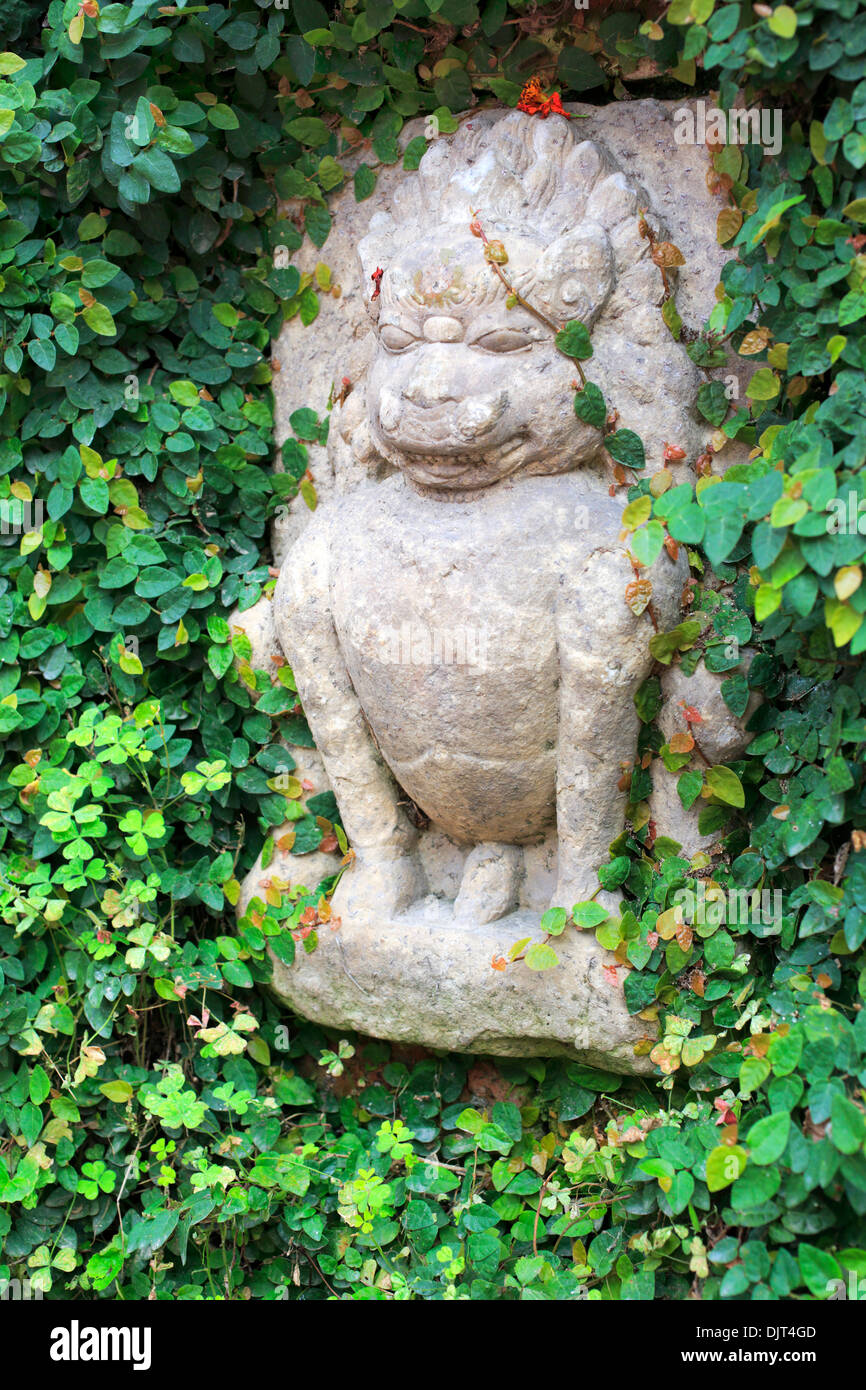 Sculpture en pierre du lion dans le jardin du musée, Patan, Lalitpur, au Népal Banque D'Images