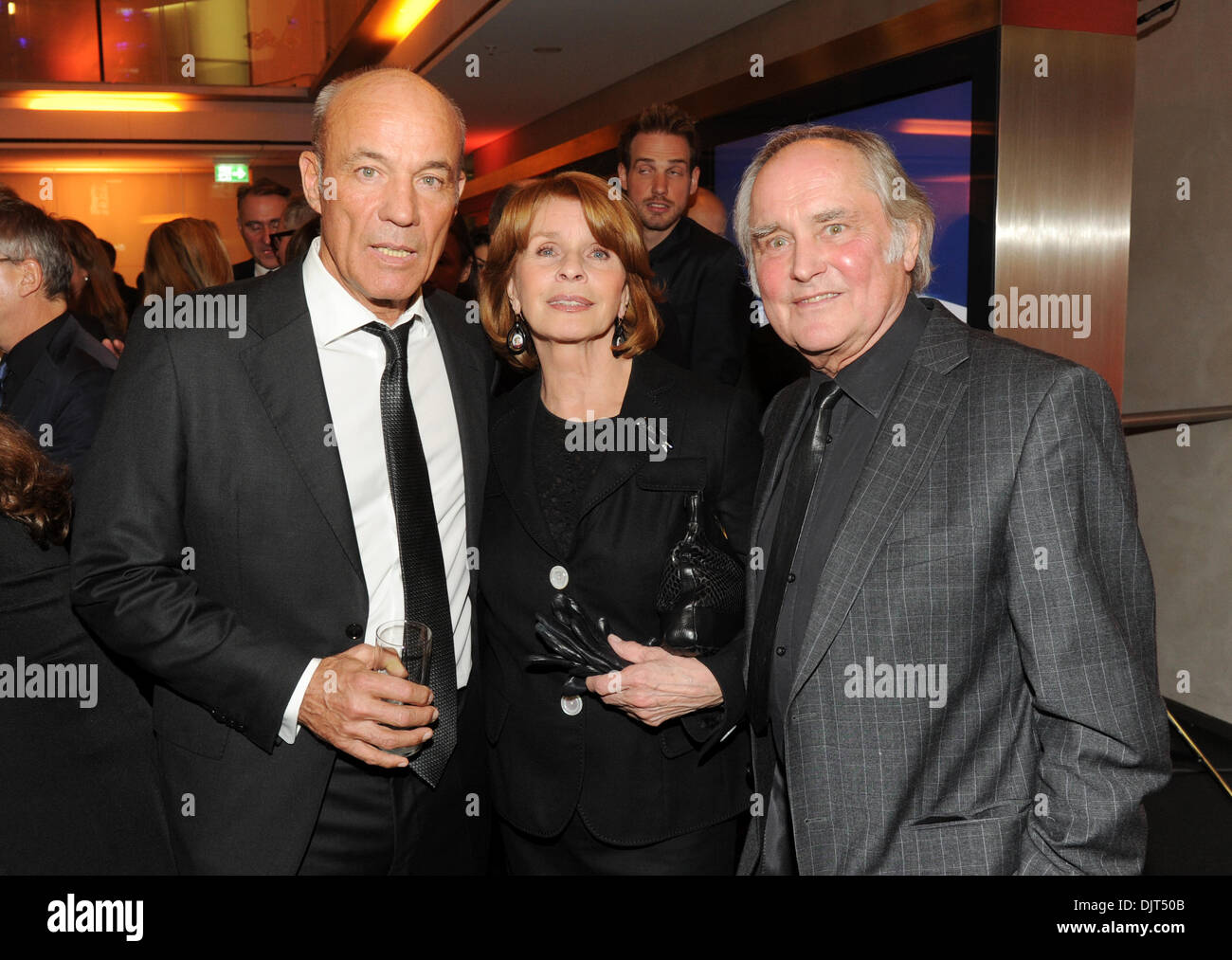 Munich, Allemagne. 29 nov., 2013. Acteur Heiner Lauterbach, Senta Berger et son mari, le cinéaste Michael Verhoeven stand lors de l'avent traditionnel dîner au public allemand ARD (diffuseurs) à Munich, Allemagne, 29 novembre 2013. Photo : Tobias HASE/dpa/Alamy Live News Banque D'Images