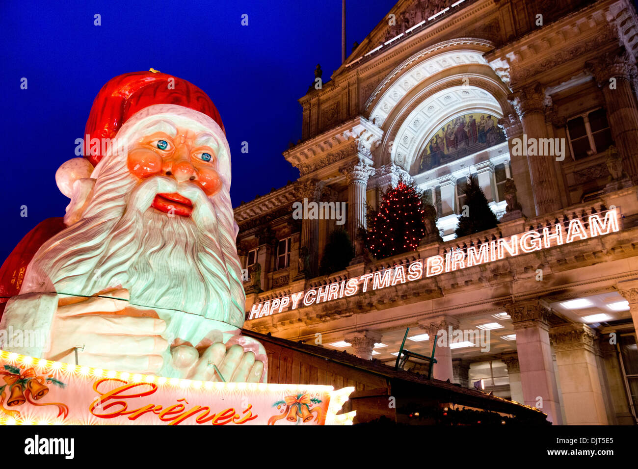 Le marché allemand Francfort Birmingham. Le grand Père Noël statue devant la chambre du conseil, Place Victoria. Banque D'Images