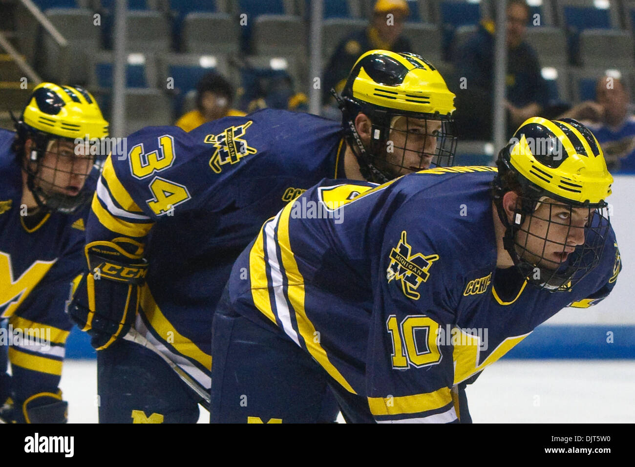 L'avant du Michigan Chris Brown (10), le défenseur Tristin Llewellyn (34), et l'avant Brian Lebler (14) line up pour un visage au cours d'action de jeu. Miami a battu Michigan 3-2 en double prolongation dans la NCAA Division I Régionale Moyen-ouest Hockey Playoffs championnat match à l'Allen County War Memorial Coliseum de Fort Wayne, Indiana. (Crédit Image : © Scott Grau/ZUMApr Southcreek/mondial Banque D'Images