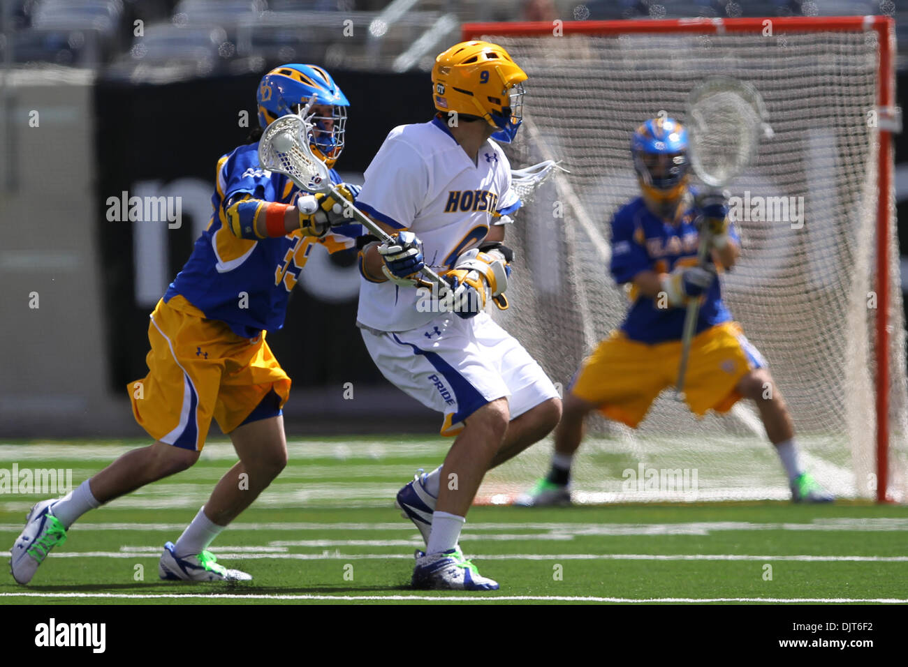 Le milieu de terrain du Delaware Justin Martinelli (# 39) avec un bâton vérifier par derrière sur le milieu de la Hofstra Mike Denapoli (# 9) au cours d'action de jeu. Hofstra défait Washington 12-11 dans le jeu à la grande ville tenue classique au Giants Stadium, Rutherford, New Jersey. (Crédit Image : © Anthony Gruppuso/ZUMApress.com) Southcreek/mondial Banque D'Images