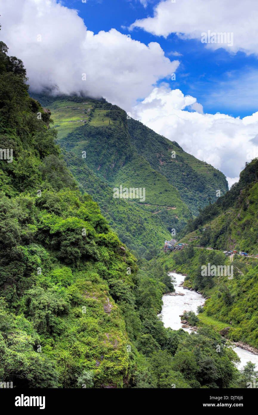 Bhote Kosi (Rongshar Tsangpo) Rivière, montagne cascade, Araniko Highway, Vallée de Katmandou, Népal Banque D'Images