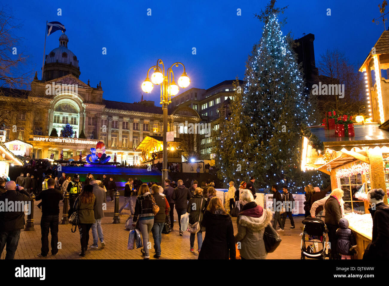 Le marché allemand Francfort Birmingham. L'arbre de Noël à Victoria Square, dominé par la Chambre du Conseil. Banque D'Images