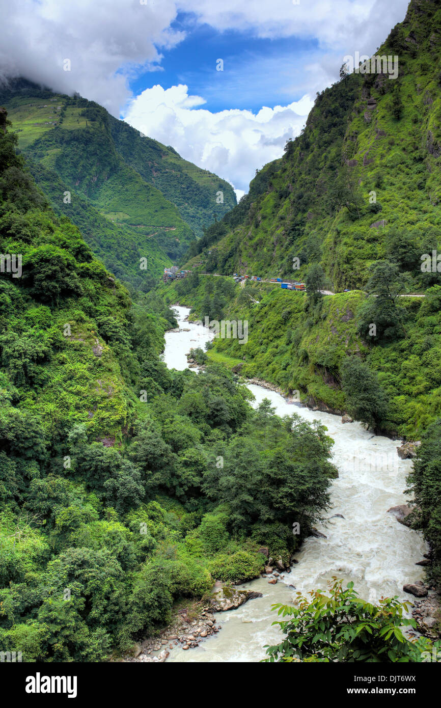 Bhote Kosi (Rongshar Tsangpo) Rivière, montagne cascade, Araniko Highway, Vallée de Katmandou, Népal Banque D'Images