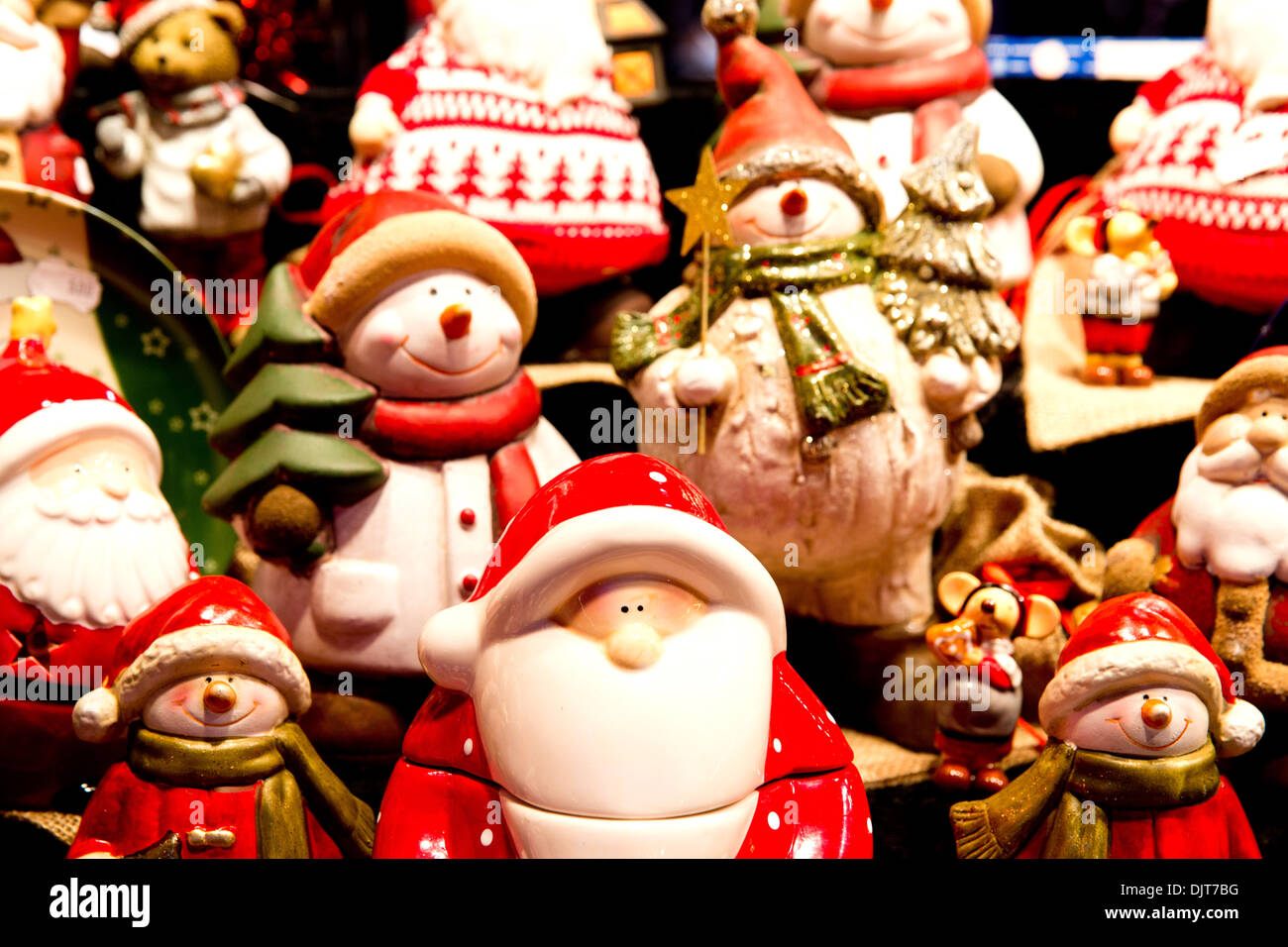 Le marché allemand Francfort Birmingham. Les bonshommes de modèle et Père Noël en vente sur l'un des nombreux étals de Victoria Square. Banque D'Images