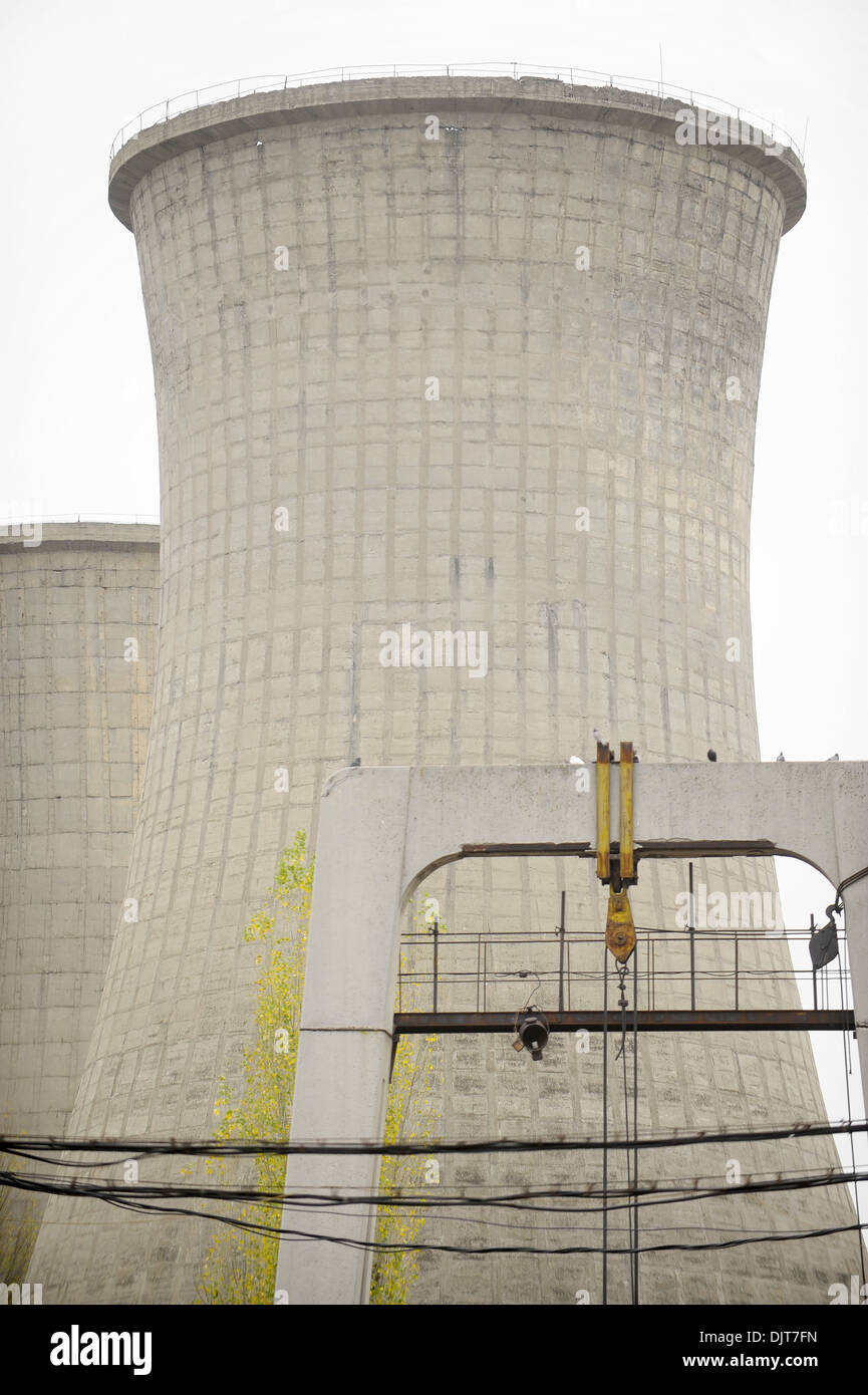 Vision industrielle avec deux cheminées de refroidissement des centrales électriques Banque D'Images