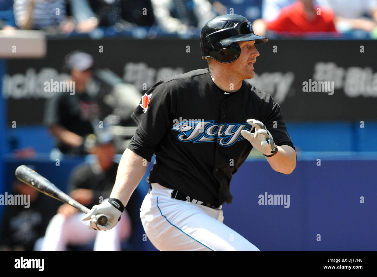 02 mai 2010 - Toronto, Ontario, Canada - 2 mai 2010 : premier but des Blue Jays de Toronto Lyle Overbay (35) est perçue au cours de l'action jeu oscillante. Les Blue Jays a défait l'Athlétisme 9-3 au Centre Rogers à Toronto, Ontario. (Crédit Image : © Adrian Gauthier/ZUMApress.com) Southcreek/mondial Banque D'Images