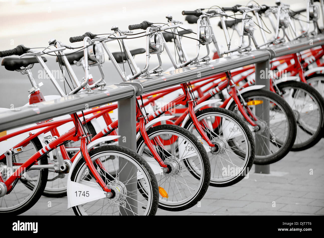 Plusieurs vélos à louer sont vus dans une station velo Banque D'Images