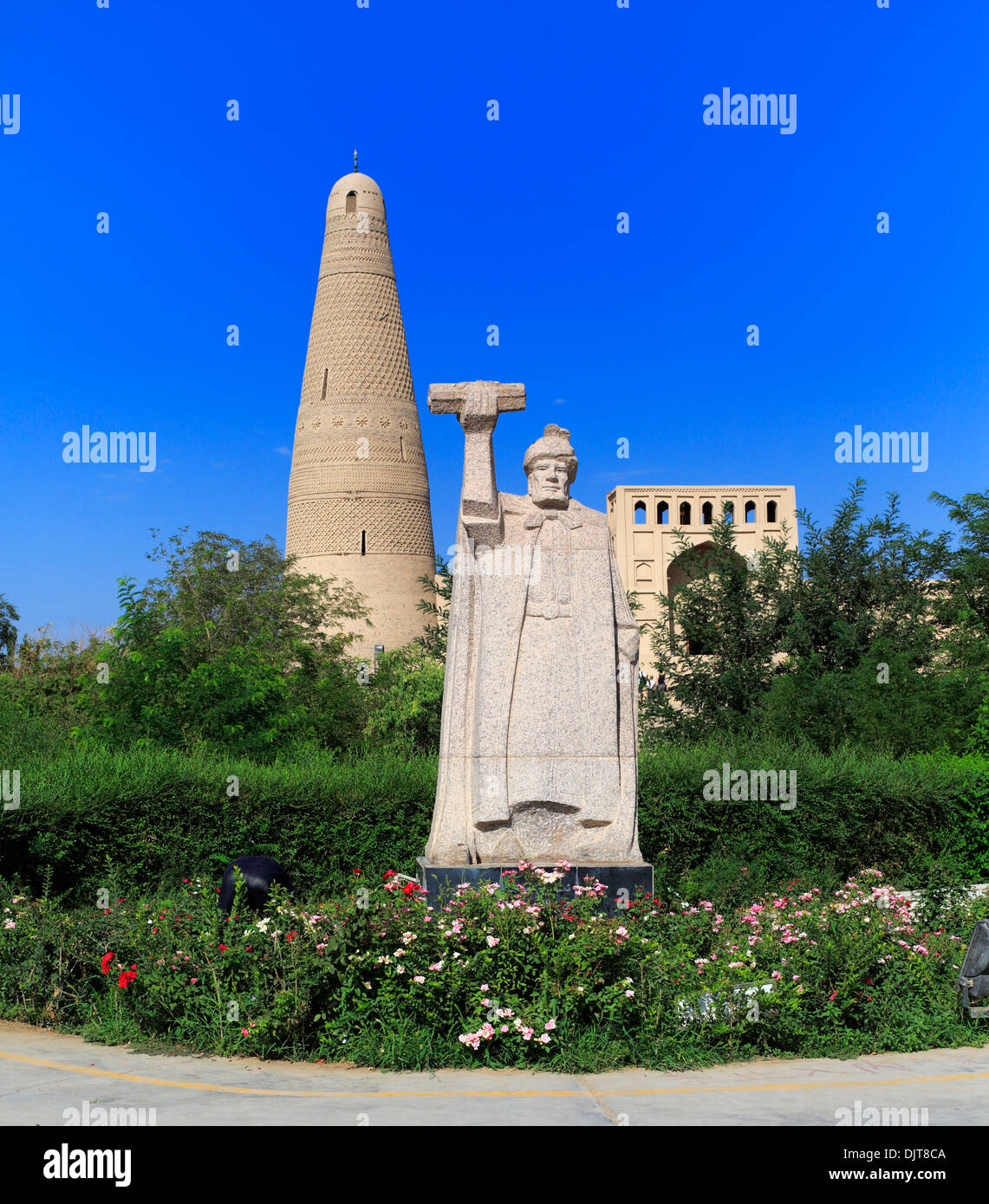 Statue d'Emin Khodja, Minaret Emin (1779), Delhi, Delhi, Préfecture de la région autonome ouïghoure du Xinjiang, Chine Banque D'Images