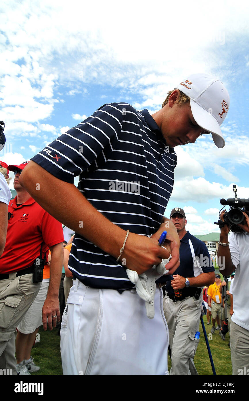 Jordan Spieth signe son gant à la 18e trou pendant le HP Byron Nelson Championship TPC Four Seasons Resort Las Colinas à Irving au Texas (crédit Image : © Patrick Green/ZUMApress.com) Southcreek/mondial Banque D'Images