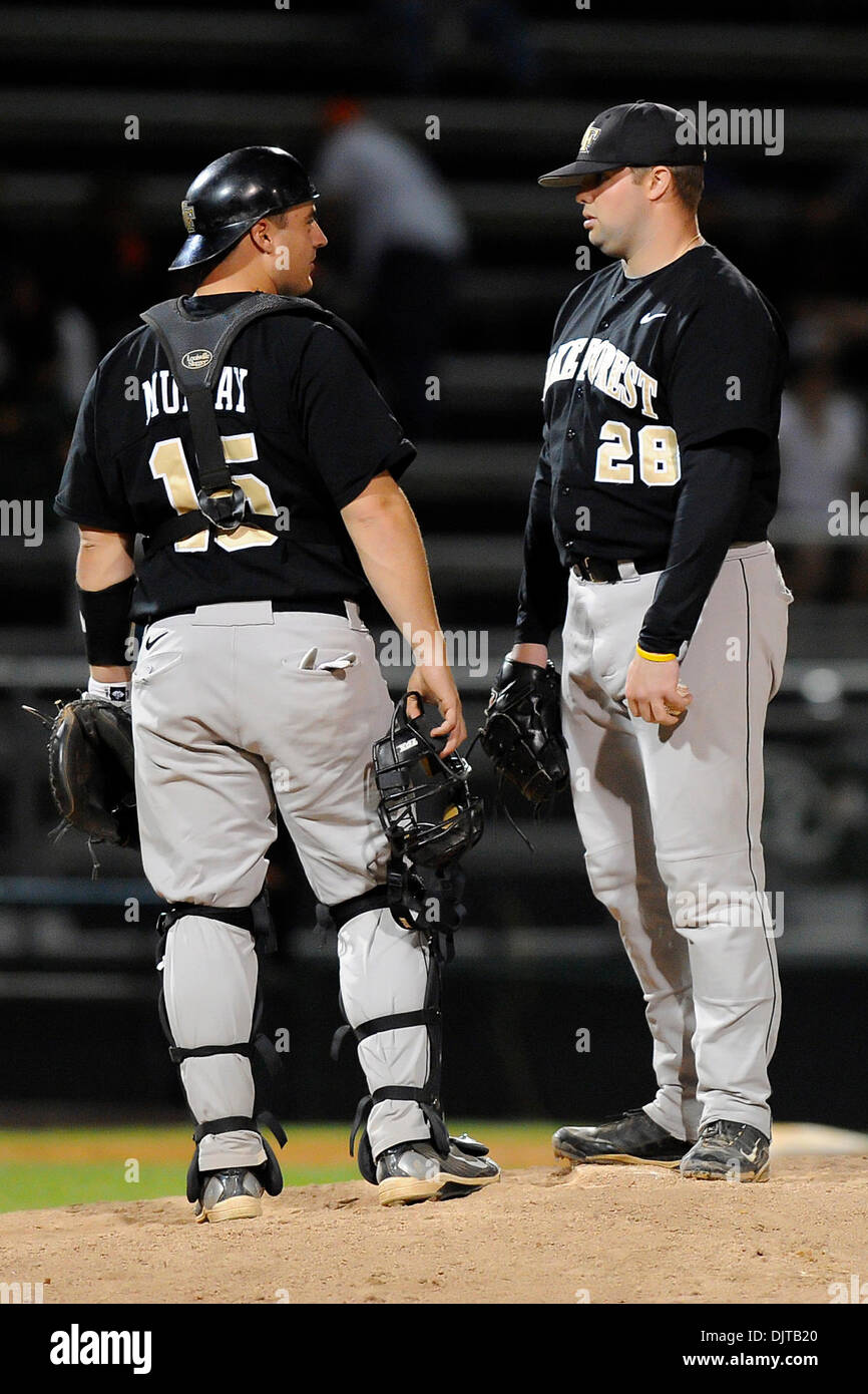 Wake Forest Demon diacres catcher Mike Murray confère avec nouveau lanceur Zach blanc. Le 15ème classé Miami Hurricanes défait Wake Forest Demon diacres 7-4 à Alex Rodriguez Park à Coral Gables, en Floride. (Crédit Image : © Ron Hurst/ZUMApress.com) Southcreek/mondial Banque D'Images