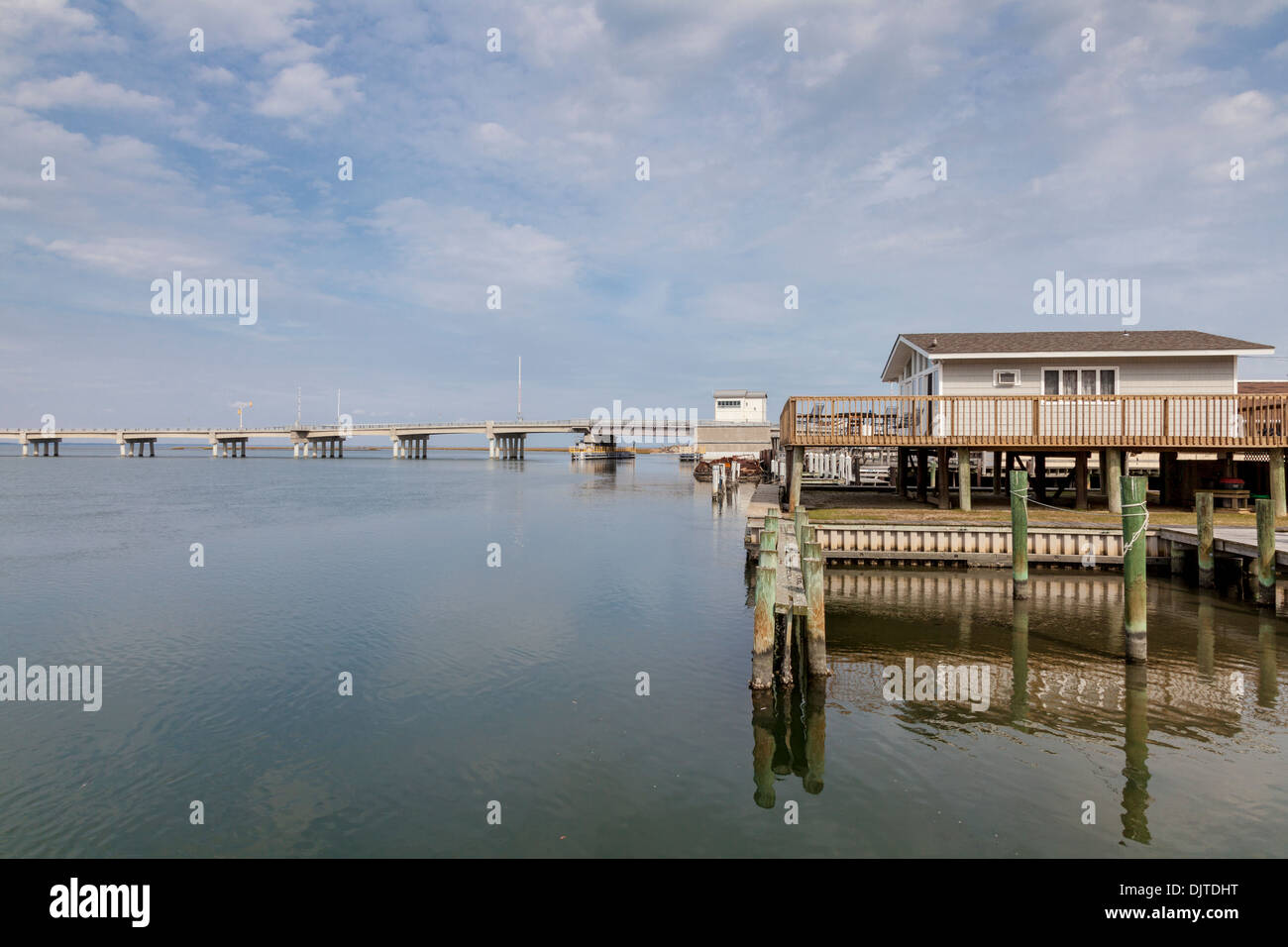 Chalet sur l'île Chincoteague avec le pont John B Whealton Causeway depuis le continent, la côte est de la Virginie. Banque D'Images