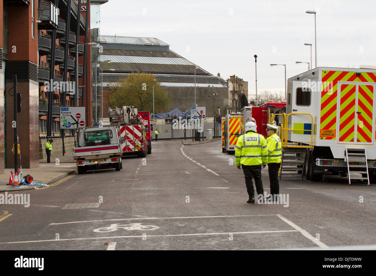 Glasgow, Ecosse, Royaume-Uni. 30Th Nov 2013. Hélicoptère de police s'enfonce dans le Clutha Vaults pub où 120 personnes ont été l'écoute d'un groupe. Paul Stewart/Alamy News Banque D'Images
