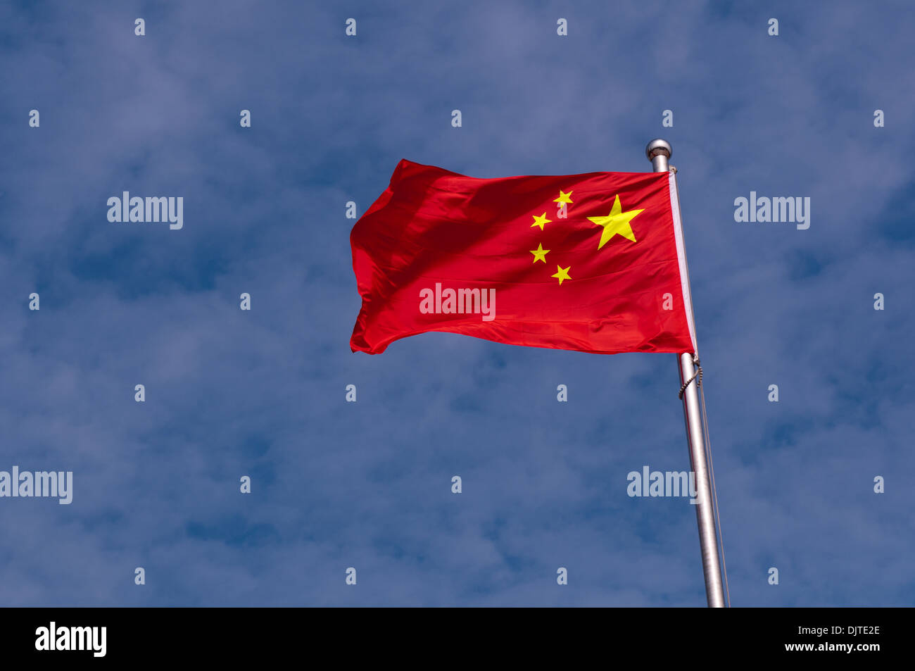 Drapeau de la Chine sur fond de ciel bleu nuages Banque D'Images