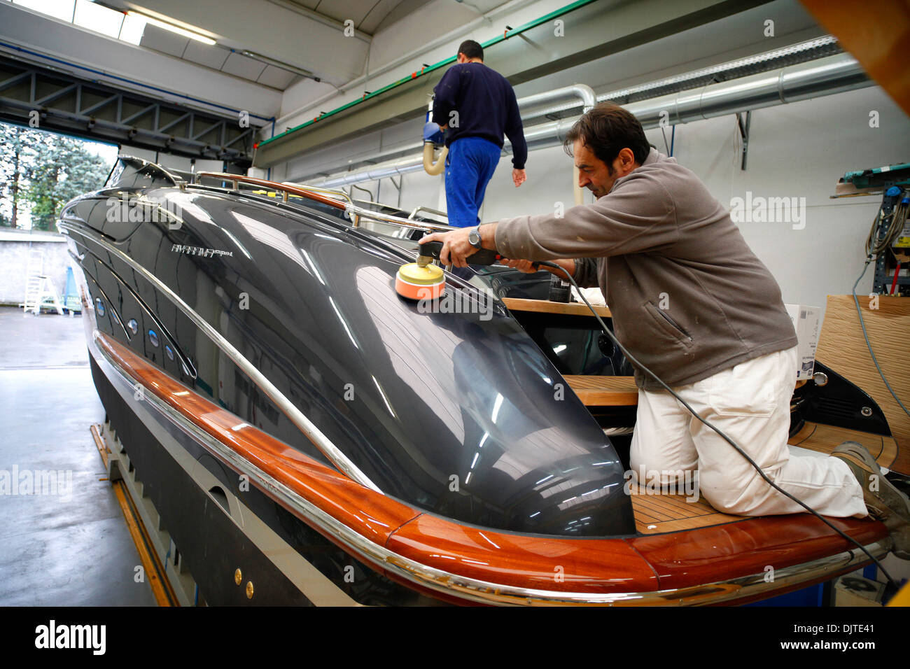 Un Rivarama super yacht en construction à l'usine de Riva à Sarnico, Italie. Banque D'Images