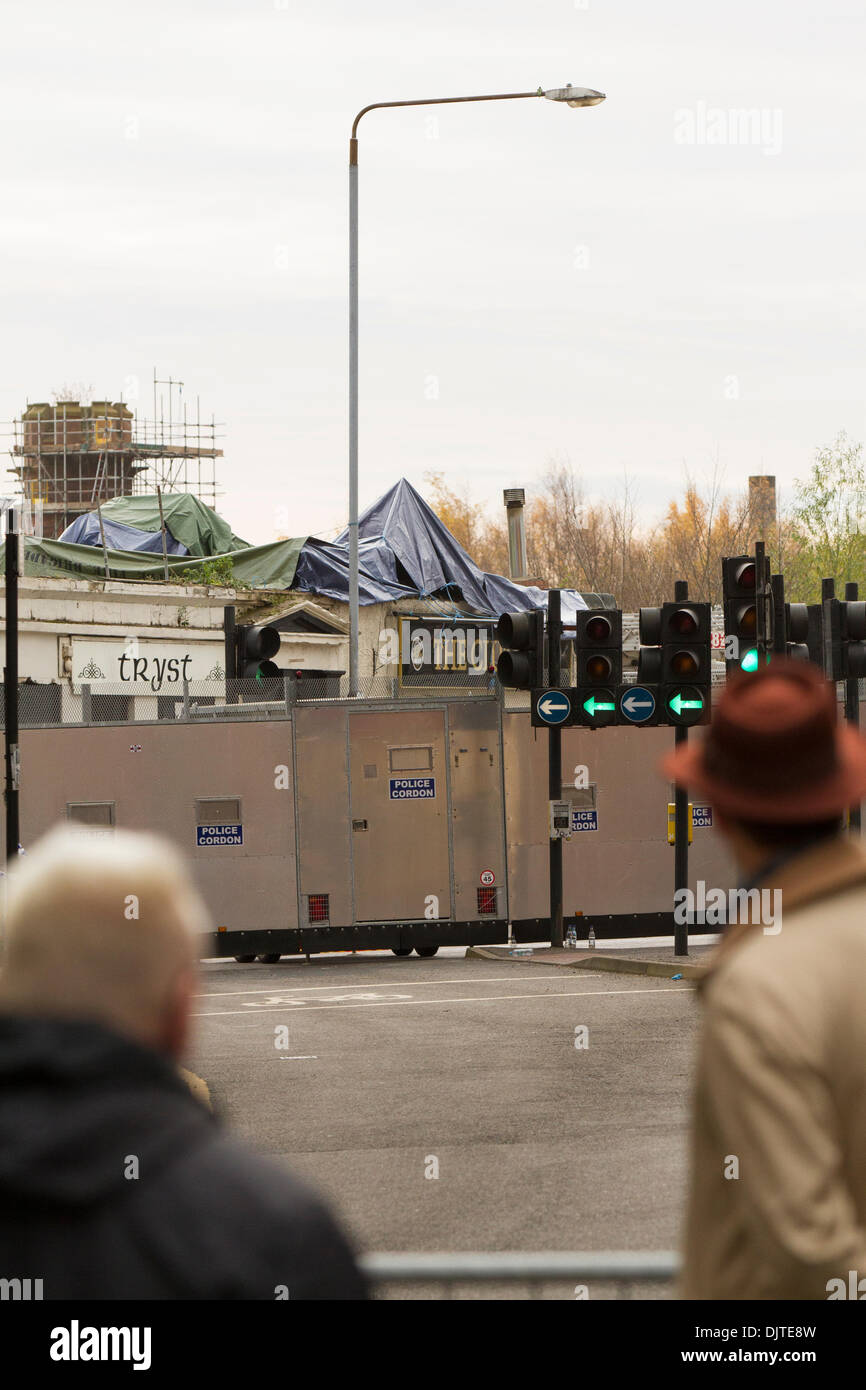 Glasgow, Ecosse, Royaume-Uni. 30Th Nov 2013. Hélicoptère de police s'enfonce dans le Clutha Vaults pub où 120 personnes ont été l'écoute d'un groupe. Paul Stewart/Alamy News Banque D'Images