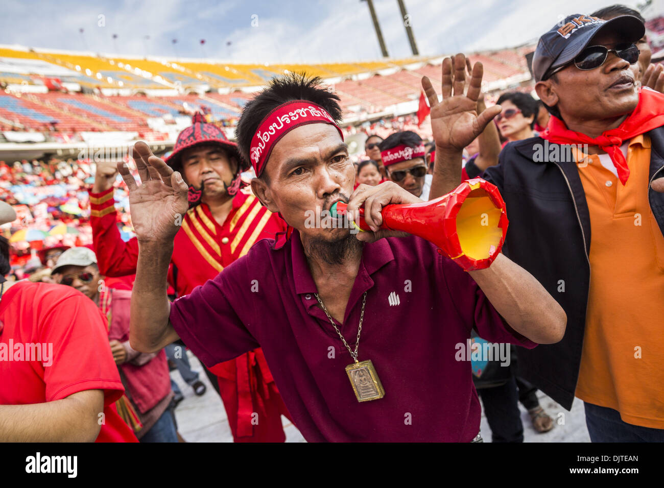 Bangkok, Thaïlande. 30Th Nov, 2013. Chemises Rouges pro-gouvernement rassemblement à Bangkok samedi. Faultlines politique à Bangkok, la capitale thaïlandaise, durci samedi. Les factions antigouvernementales promesses répétées de grève au cœur de Bangkok dimanche et faire tomber le gouvernement alors que des milliers de chemises rouges, qui appuient le gouvernement, sont venus à Bangkok à partir de leur base dans les régions rurales de la Thaïlande à défendre le gouvernement. Credit : ZUMA Press, Inc./Alamy Live News Banque D'Images