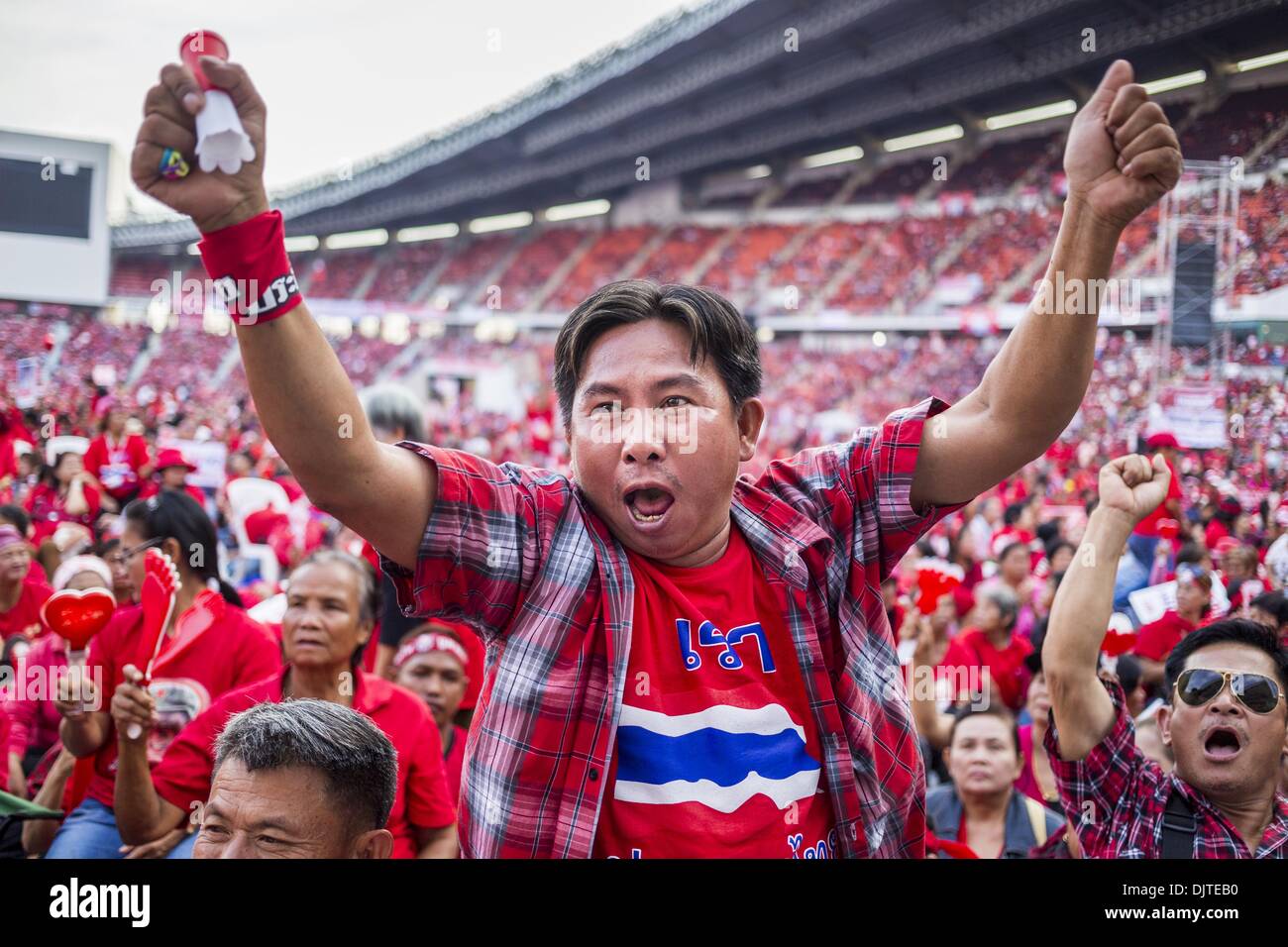 Bangkok, Thaïlande. 30Th Nov, 2013. Chemises Rouges pro-gouvernement rassemblement à Bangkok samedi. Faultlines politique à Bangkok, la capitale thaïlandaise, durci samedi. Les factions antigouvernementales promesses répétées de grève au cœur de Bangkok dimanche et faire tomber le gouvernement alors que des milliers de chemises rouges, qui appuient le gouvernement, sont venus à Bangkok à partir de leur base dans les régions rurales de la Thaïlande à défendre le gouvernement. Credit : ZUMA Press, Inc./Alamy Live News Banque D'Images