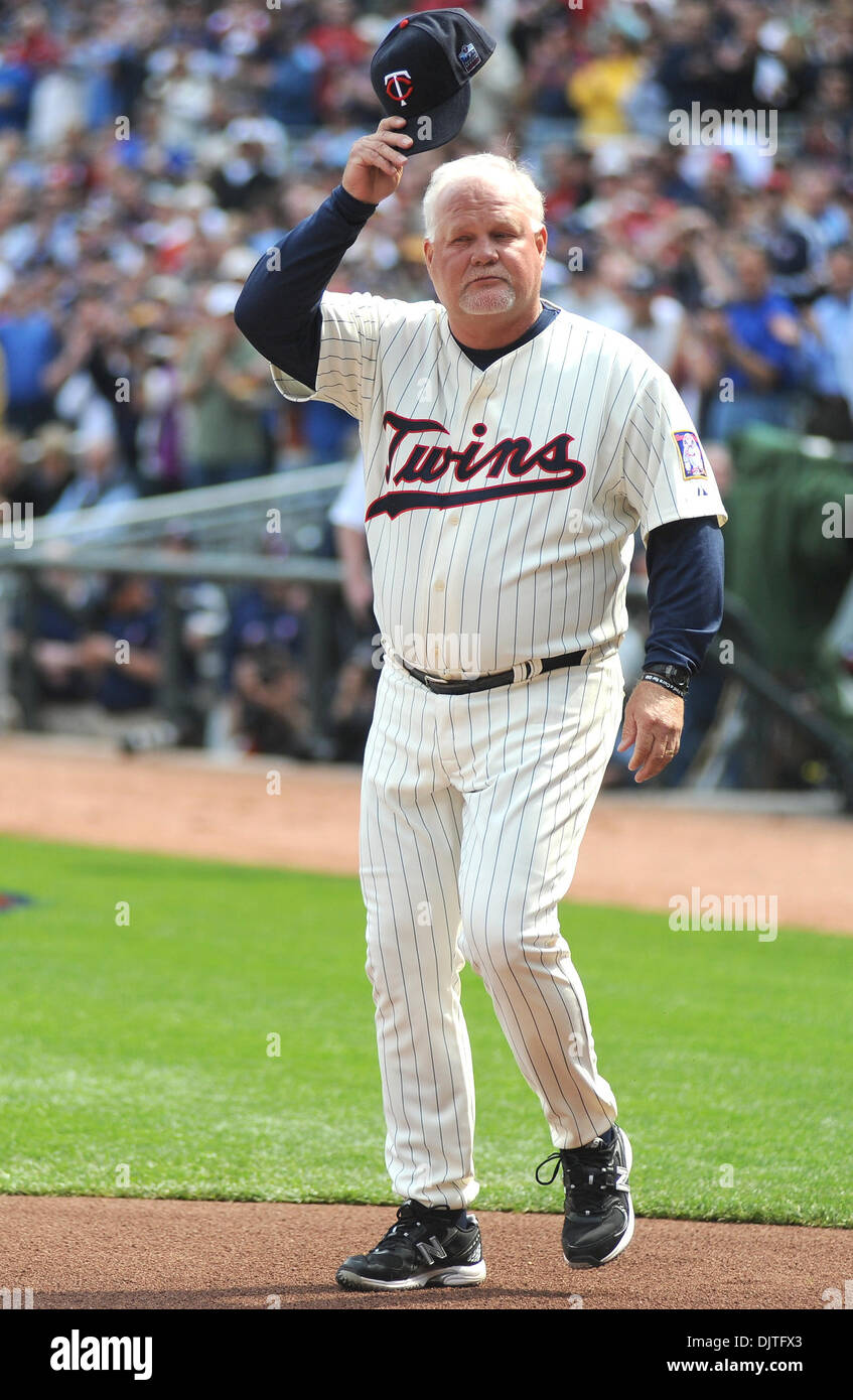 Twins du Minnesota Manager Ron Gardenhire salue la foule lors de l'introduction avant l'ouverture à domicile des Twins baseball jeu contre les Red Sox de Boston au champ cible à Minneapolis, Minnesota. (Crédit Image : © Marilyn Indahl/ZUMApress.com) Southcreek/mondial Banque D'Images