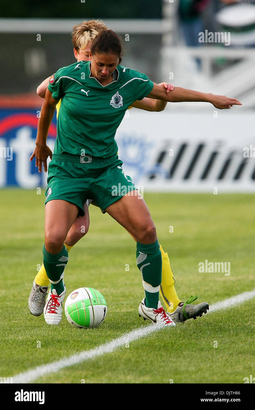 8 mai 2010 : le milieu de Shannon Boxx athletica (7) contrôle la balle, tout en bloquant le Philadelphia Independence terrain Joanna Lohman (17). Saint Louis Athletica défait le Philadelphia Independence 2-1 à Anheuser-Busch Soccer Park à Fenton, au Missouri. Crédit obligatoire - Scott Kane / Southcreek Global. (Crédit Image : © Scott Kane/ZUMApress.com) Southcreek/mondial Banque D'Images