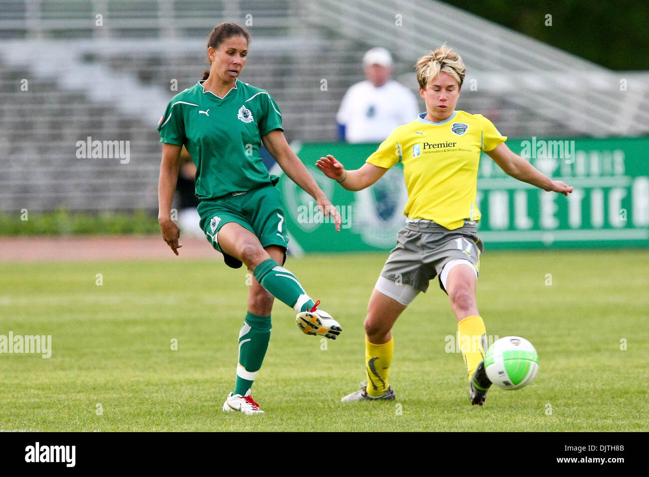 8 mai 2010 : le milieu de Shannon Boxx athletica (7) [évaluer la boule tout en milieu de Philadelphia Independence Joanna Lohman (17) tente d'obtenir un fot sur elle. Saint Louis Athletica défait le Philadelphia Independence 2-1 à Anheuser-Busch Soccer Park à Fenton, au Missouri. Crédit obligatoire - Scott Kane / Southcreek Global. (Crédit Image : © Scott Kane/global/ZUMApress Southcreek.co Banque D'Images