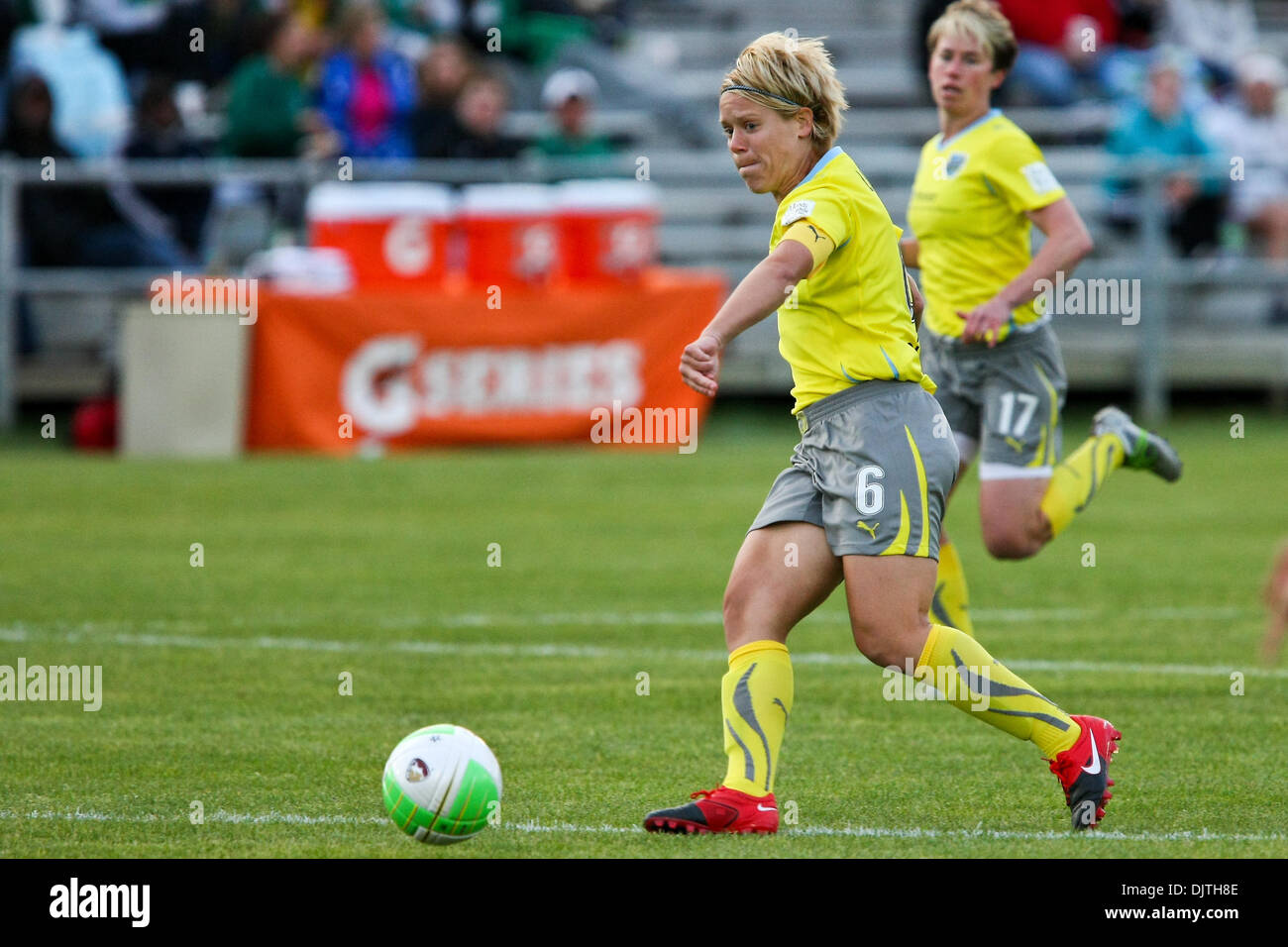 8 mai 2010 : Philadelphia Independence terrain Lori Lindsey (6) et le milieu de terrain de l'indépendance de Philadelphie Joanna Lohman (17). Saint Louis Athletica défait le Philadelphia Independence 2-1 à Anheuser-Busch Soccer Park à Fenton, au Missouri. Crédit obligatoire - Scott Kane / Southcreek Global. (Crédit Image : © Scott Kane/ZUMApress.com) Southcreek/mondial Banque D'Images