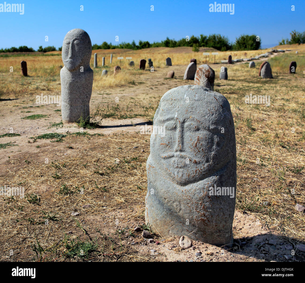 Balbals, d'anciennes sculptures turques (6e-10e siècle), près de la tour Burana, oblast de Chuy, Kirghizistan Banque D'Images