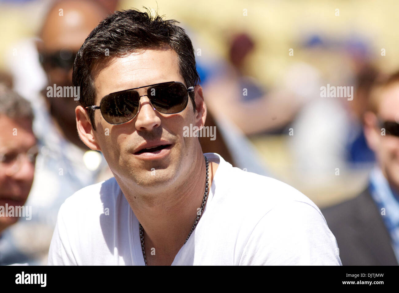 CSI Miami star Eddie Cibrian partage un moment avec certains fans avant le début de l'ouverture à domicile des Dodgers de Los Angeles. Cibrian était là avec sa petite amie LeAnne Rimes. (Crédit Image : © Tony Leon/ZUMApress.com) Southcreek/mondial Banque D'Images CSI Miami star Eddie Cibrian partage un moment avec certains fans avant le début de l'ouverture à domicile des Dodgers de Los Angeles. Cibrian était là avec sa petite amie LeAnne Rimes. (Crédit Image : © Tony Leon/ZUMApress.com) Southcreek/mondial Banque D'Images