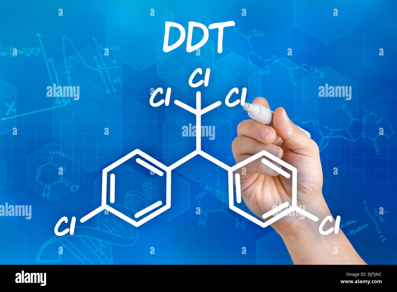 La main avec dessin de plume la formule chimique du DDT Banque D'Images