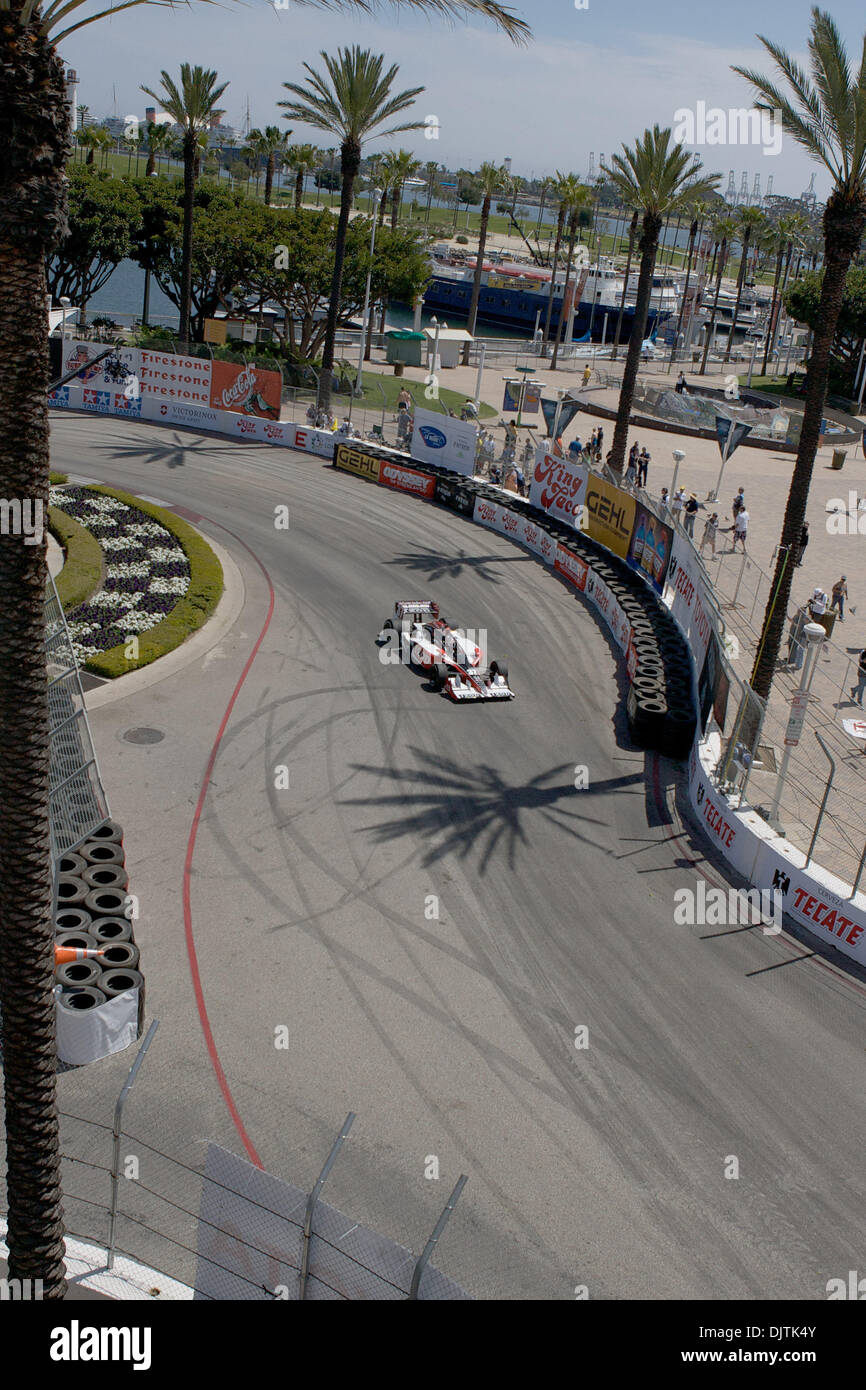 Ryan Hunter-Reay conducteur de l'équipe numéro 37, voiture, IZOD vient tourner autour de 2 durant le début de la 36e assemblée annuelle du Grand Prix de Toyota de Long Beach. Hunter-Reay allait remporter la course. (Crédit Image : © Tony Leon/ZUMApress.com) Southcreek/mondial Banque D'Images