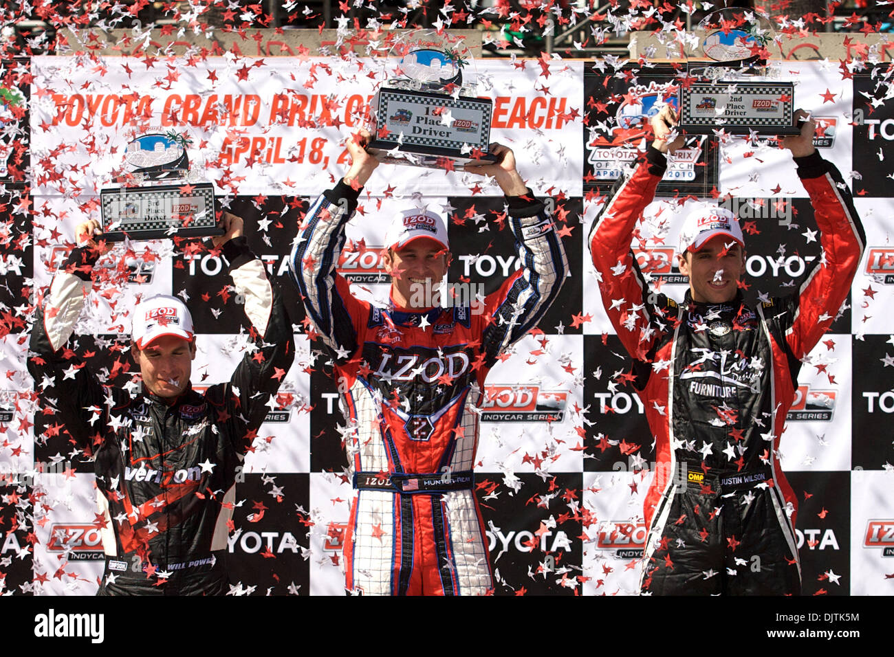 Les trois premiers, va pouvoir en troisième place, Justin Wilson en deuxième place et Ryan Hunter-Reay (milieu) élever leurs trophées place à la 36e assemblée annuelle du Grand Prix de Toyota de Long Beach cérémonie du cercle de la victoire. (Crédit Image : © Tony Leon/ZUMApress.com) Southcreek/mondial Banque D'Images